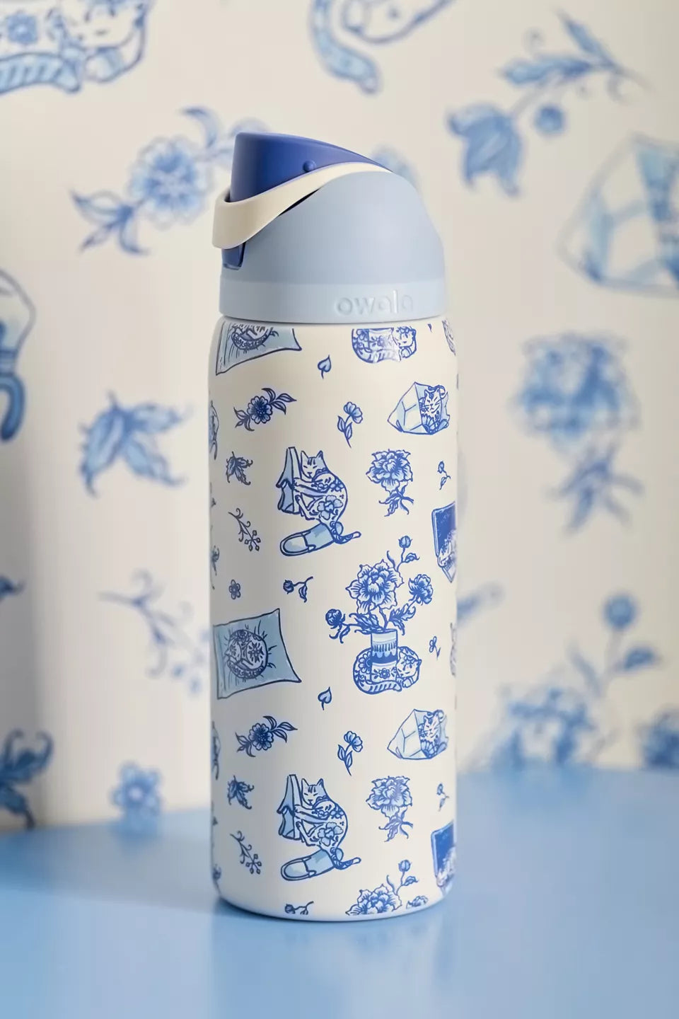 Owala UO Exclusive Delft Cat Print FreeSip 32 oz Water Bottle